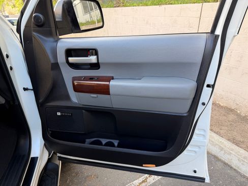 Used 2016 Toyota Sequoia Platinum image 25