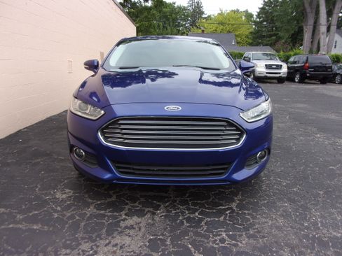 Used 2016 Ford Fusion SE FWD image 2