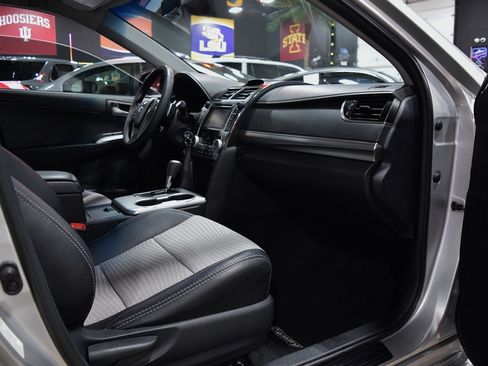 Used 2013 Toyota Camry SE image 18