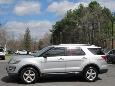 Used 2017 Ford Explorer Limited image 3