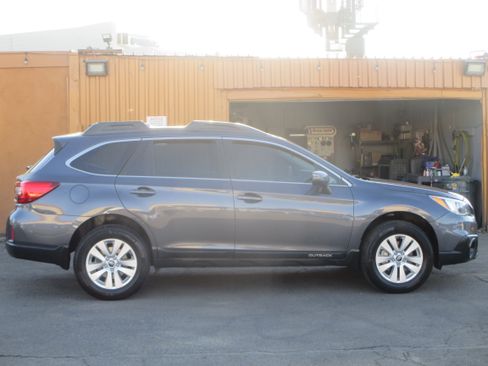 Used 2017 Subaru Outback 2.5i Premium image 2