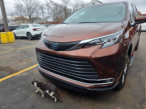 Used 2022 Toyota Sienna XLE image 9