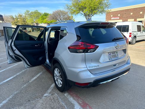Used 2018 Nissan Rogue SV image 2