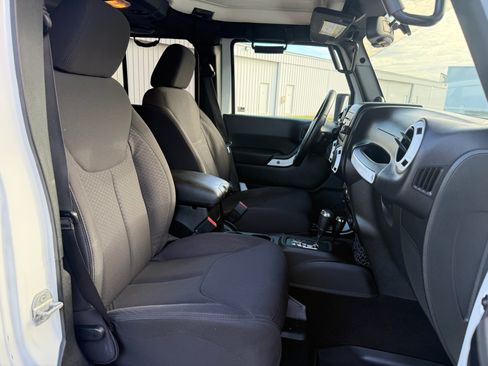 Used 2013 Jeep Wrangler Unlimited Sport image 9