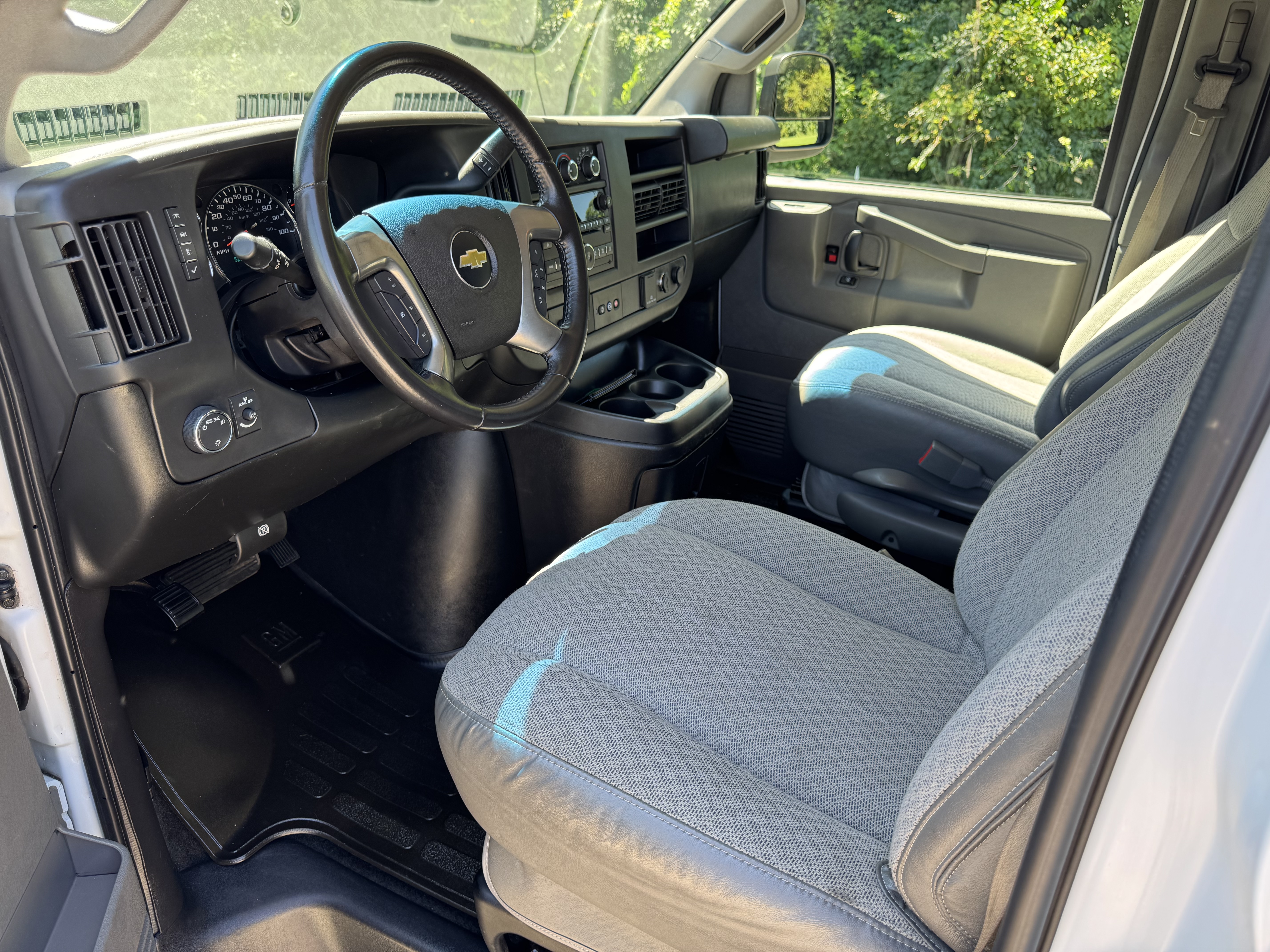 Used 2016 Chevrolet Express 3500 LT Extended Passenger RWD image 5