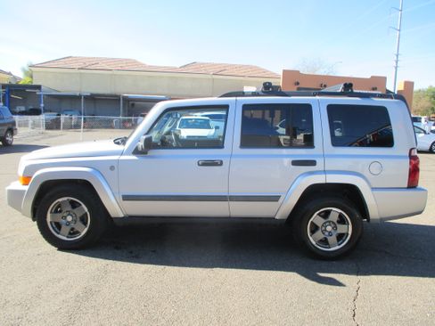 Used 2006 Jeep Commander Sport image 2