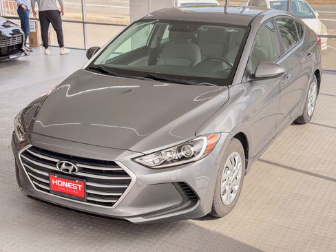 Used 2017 Hyundai Elantra SE image 3