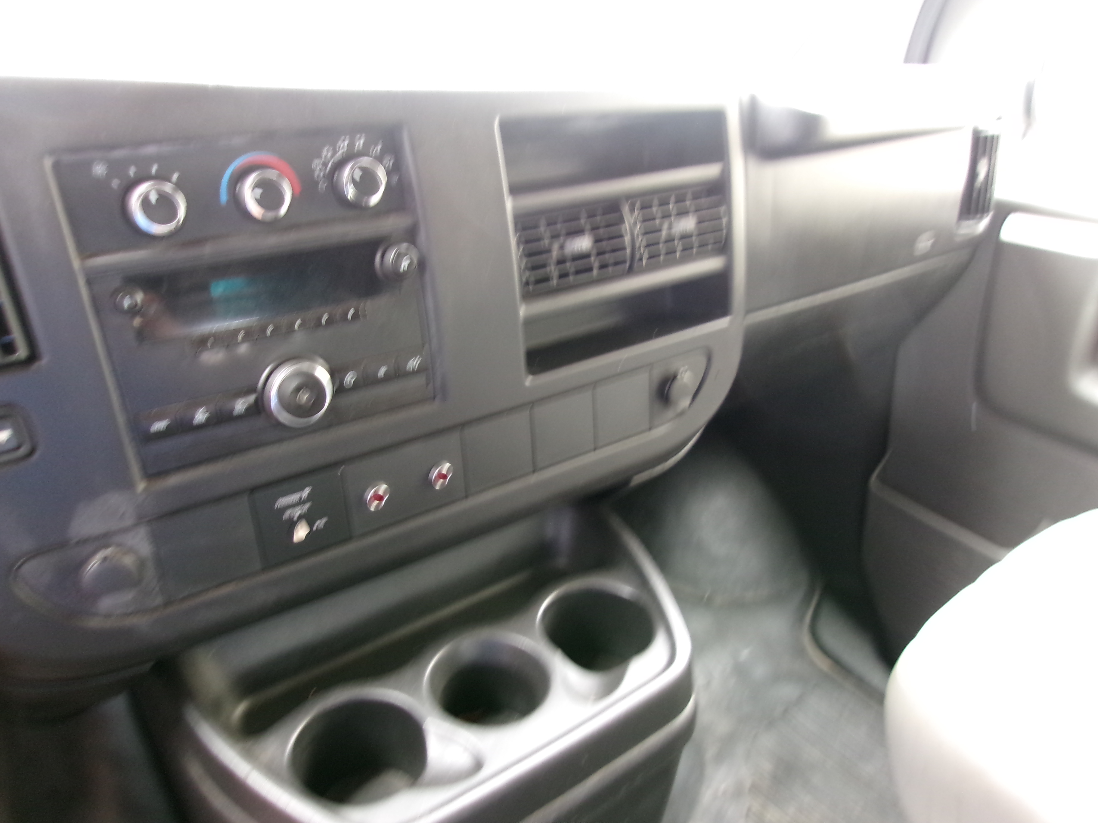 Used 2009 Chevrolet Express 2500 RWD image 9