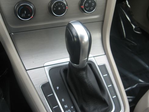 Used 2015 Volkswagen Golf S image 12