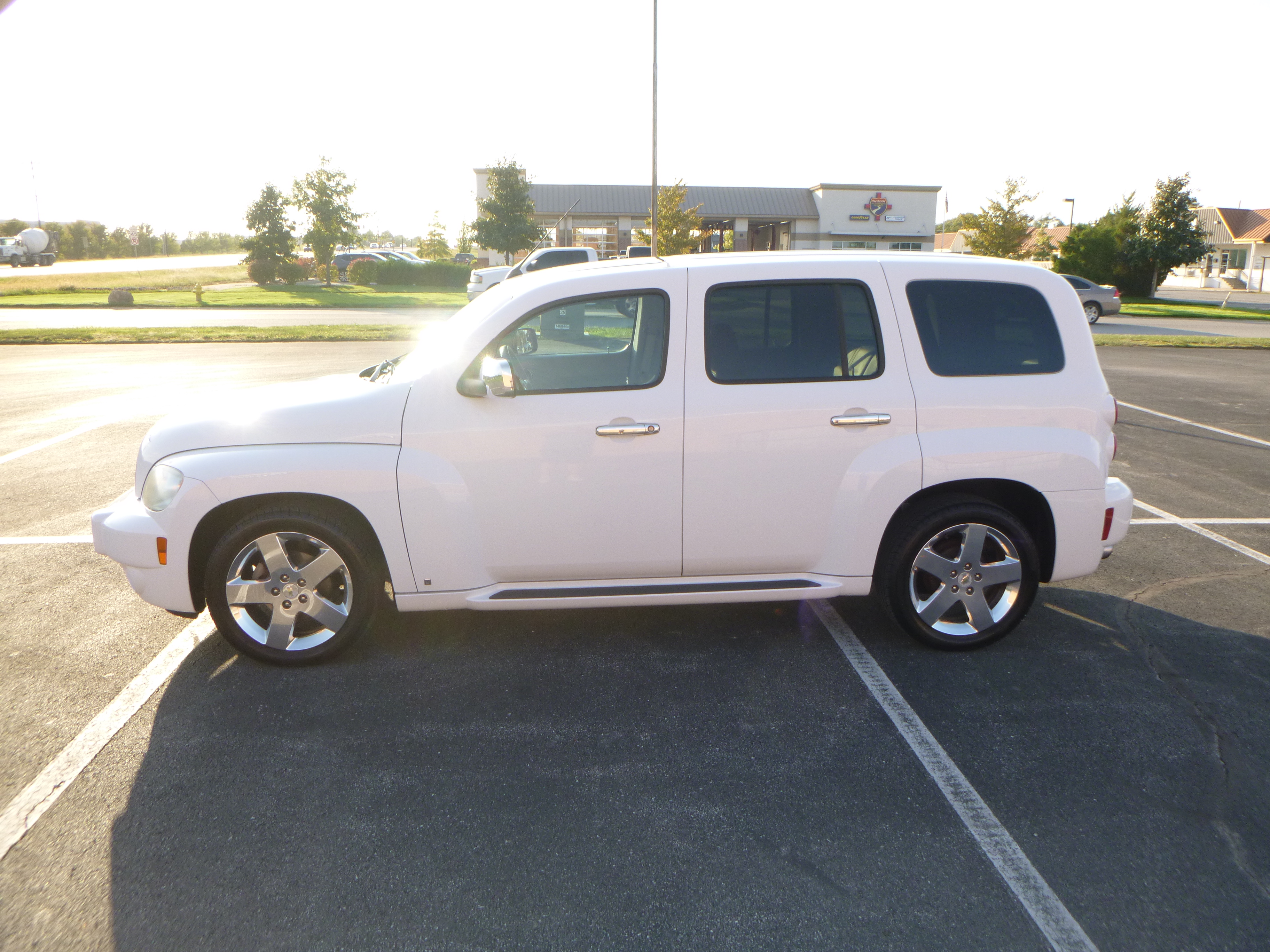 Used 2008 Chevrolet HHR LT w/ 2LT FWD image 2