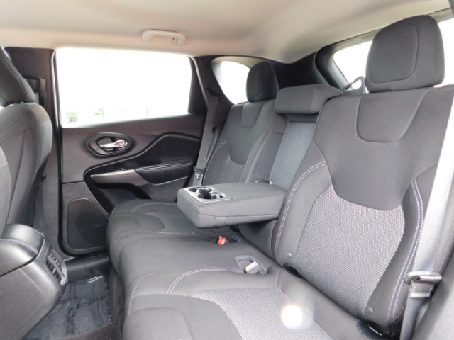Used 2019 Jeep Cherokee FWD Latitude image 17