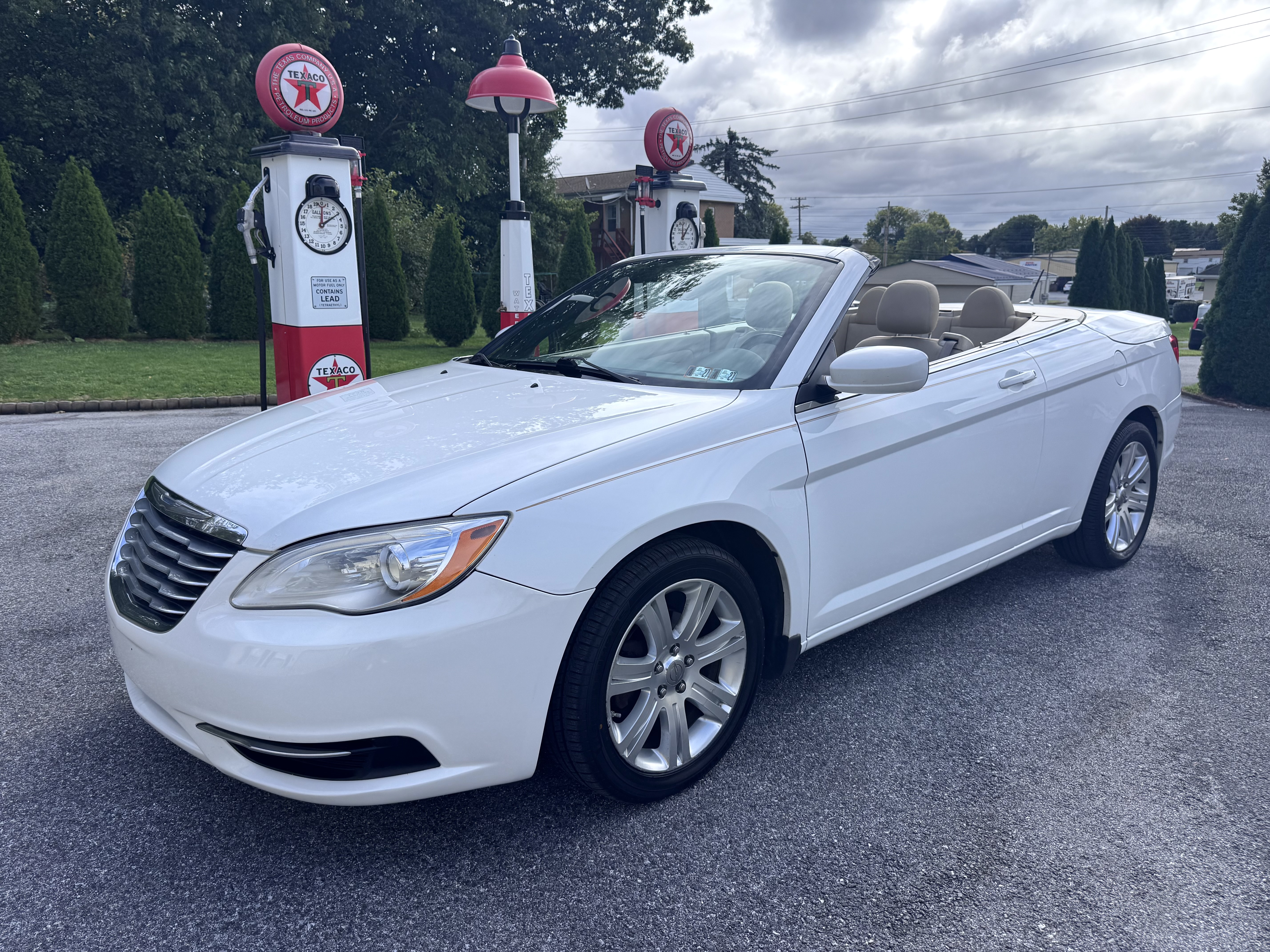 Used 2014 Chrysler 200 Touring Convertible FWD image 1