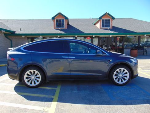 Used 2019 Tesla Model X image 6