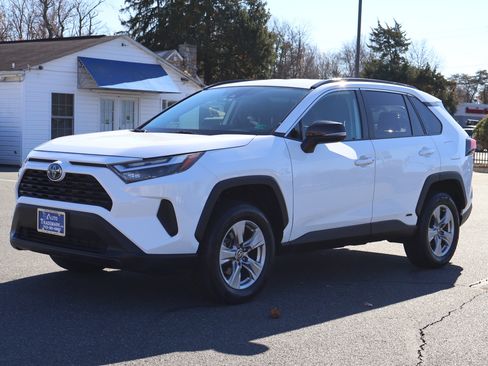 Used 2022 Toyota RAV4 XLE image 4