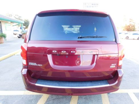 Used 2019 Dodge Grand Caravan SXT image 7