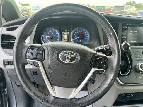 Used 2018 Toyota Sienna XLE 8-Passenger FWD image 9