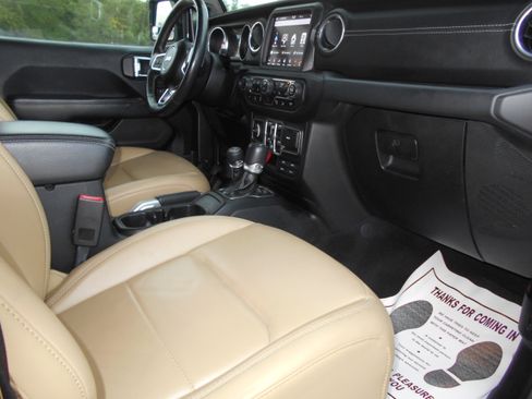Used 2018 Jeep Wrangler Unlimited Sahara image 10