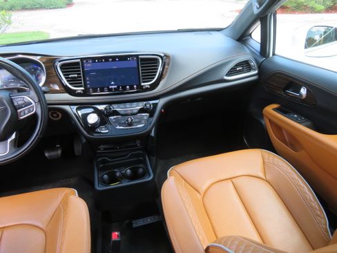 Used 2022 Chrysler Pacifica Pinnacle FWD image 25