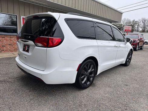 Used 2019 Chrysler Pacifica Touring Plus image 3