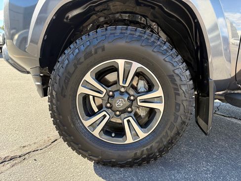 Used 2019 Toyota Tacoma TRD Sport image 9