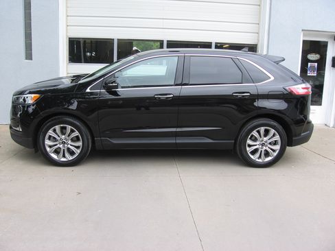 Used 2024 Ford Edge Titanium image 3