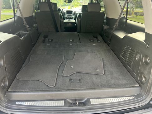 Used 2019 Chevrolet Suburban LT image 16