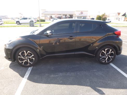 Used 2021 Toyota C-HR XLE image 1