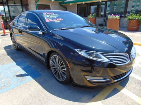 Used 2015 Lincoln MKZ image 1