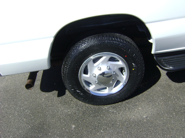 Used 2005 Ford E-350 and Econoline 350 Super Duty Wagon RWD image 17