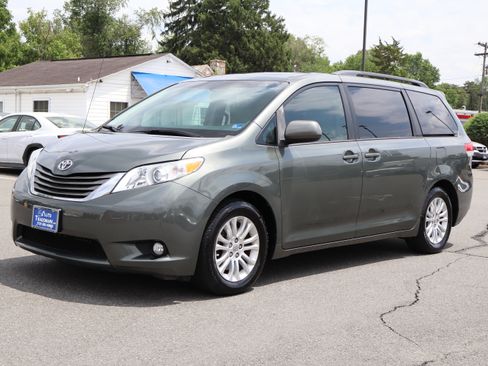 Used 2013 Toyota Sienna XLE Minivan FWD image 4