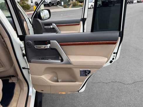 Used 2013 Toyota Land Cruiser image 33