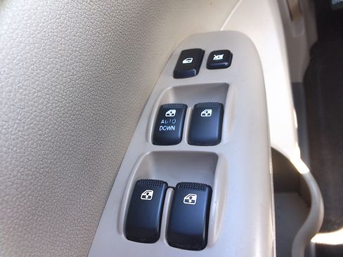 Used 2012 Kia Sedona LX image 20