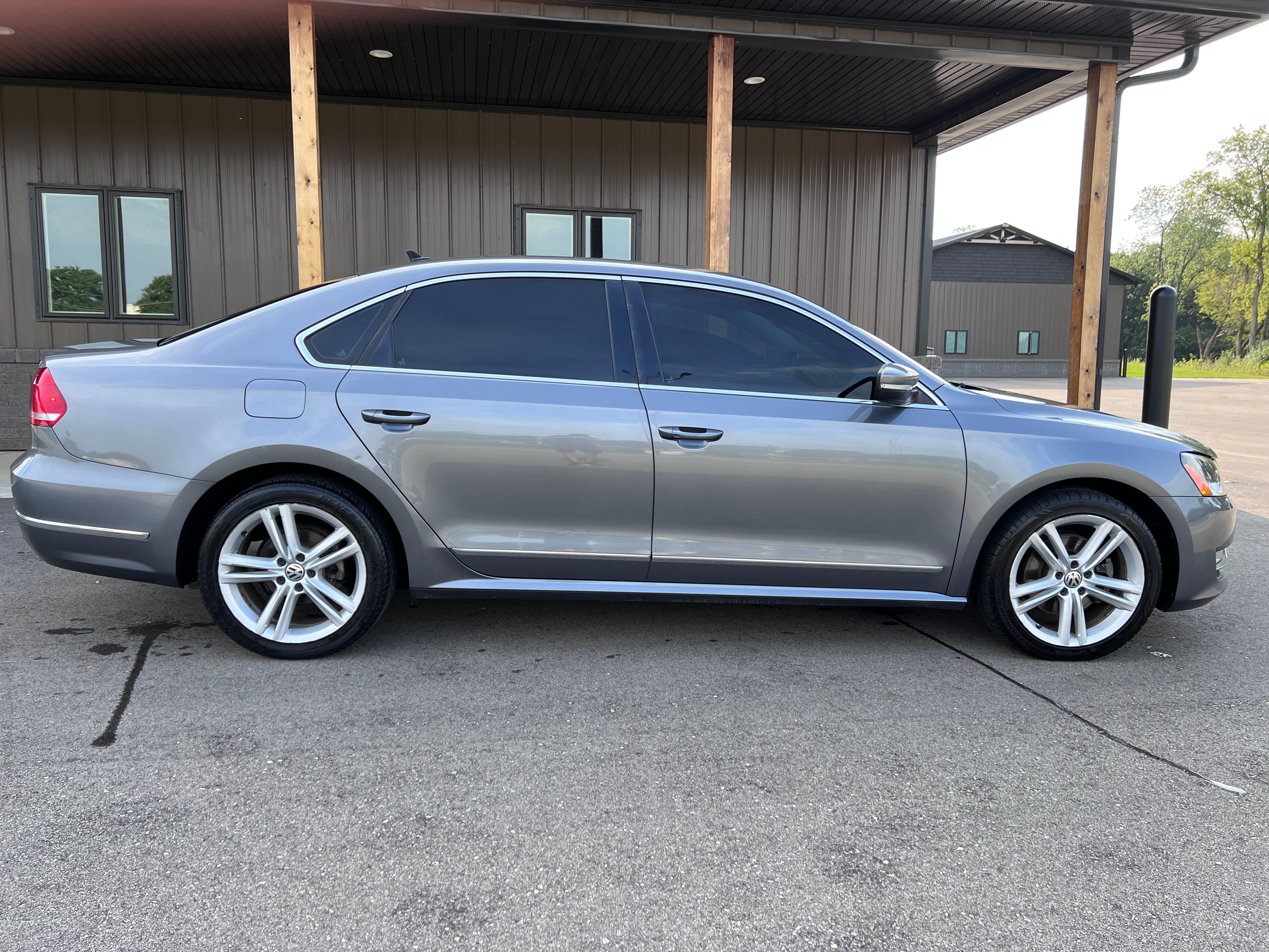 Used 2015 Volkswagen Passat TDI SE FWD image 2