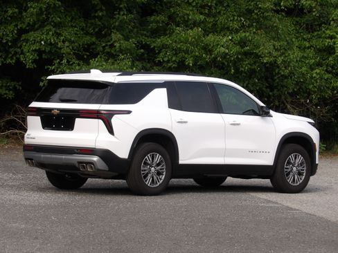 Used 2026 Chevrolet Traverse FWD LT image 7