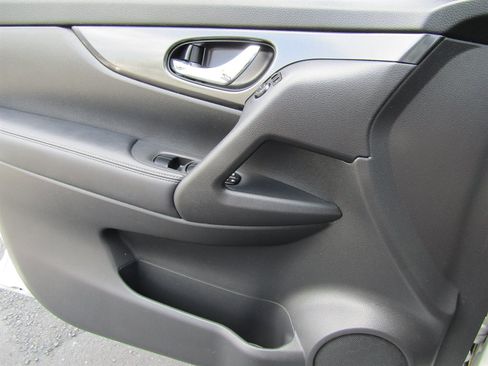 Used 2017 Nissan Rogue SV image 16