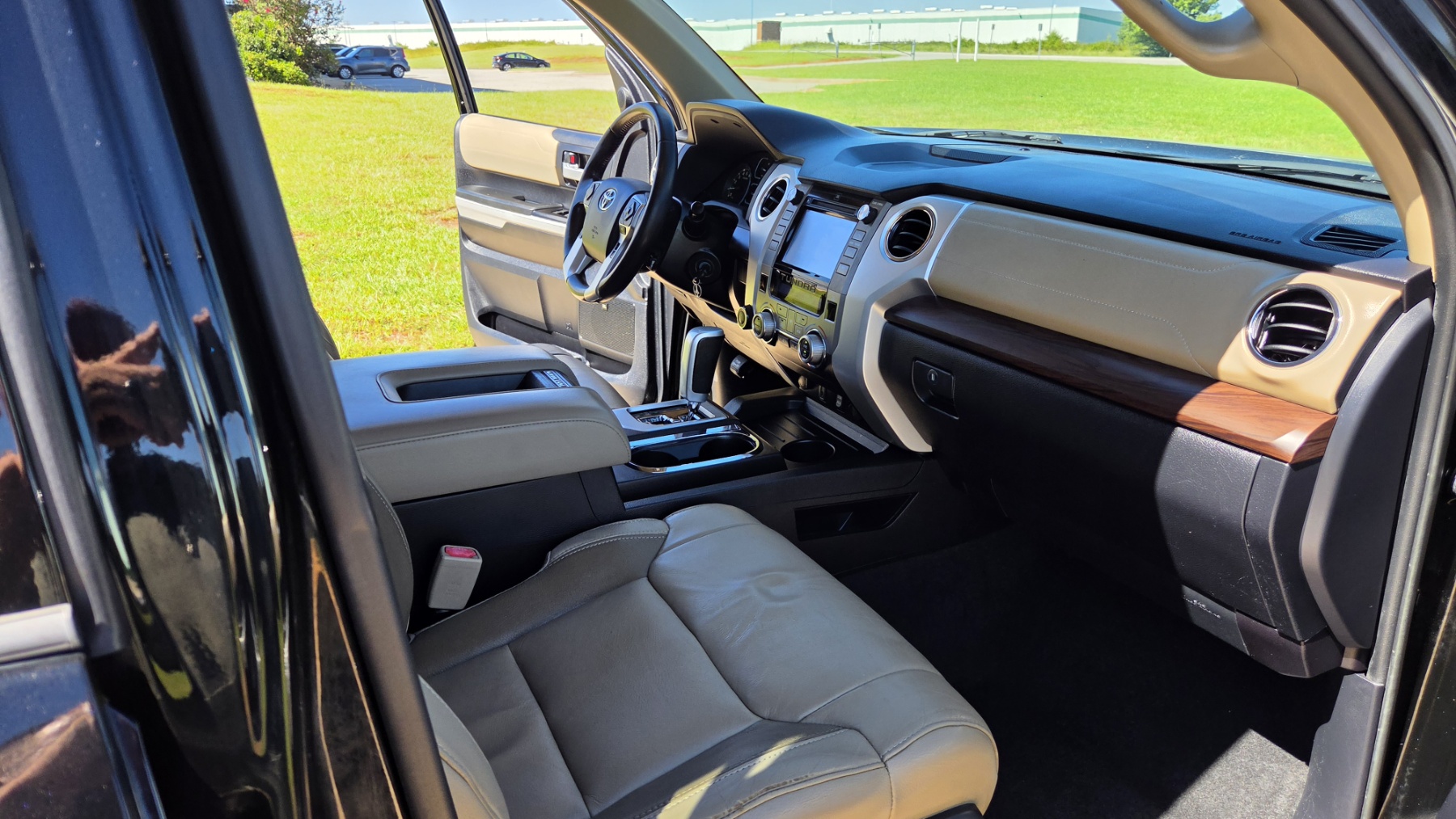 Used 2018 Toyota Tundra 4x4 CrewMax Limited image 17