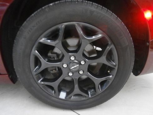 Used 2019 Chrysler 300 S image 30