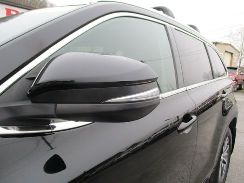 Used 2018 Toyota Highlander XLE image 17