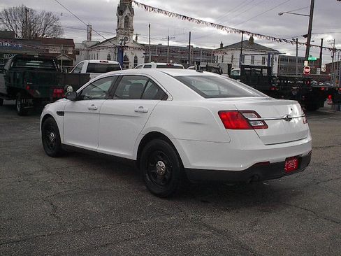 Used 2015 Ford Taurus image 6