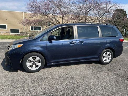 Used 2018 Toyota Sienna LE image 3