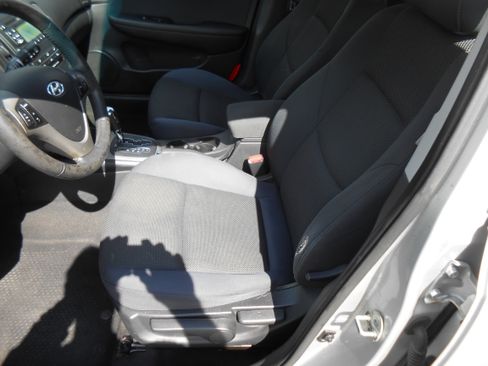 Used 2010 Hyundai Elantra Touring SE image 9