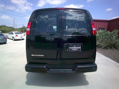 Used 2019 Chevrolet Express 2500 RWD image 21