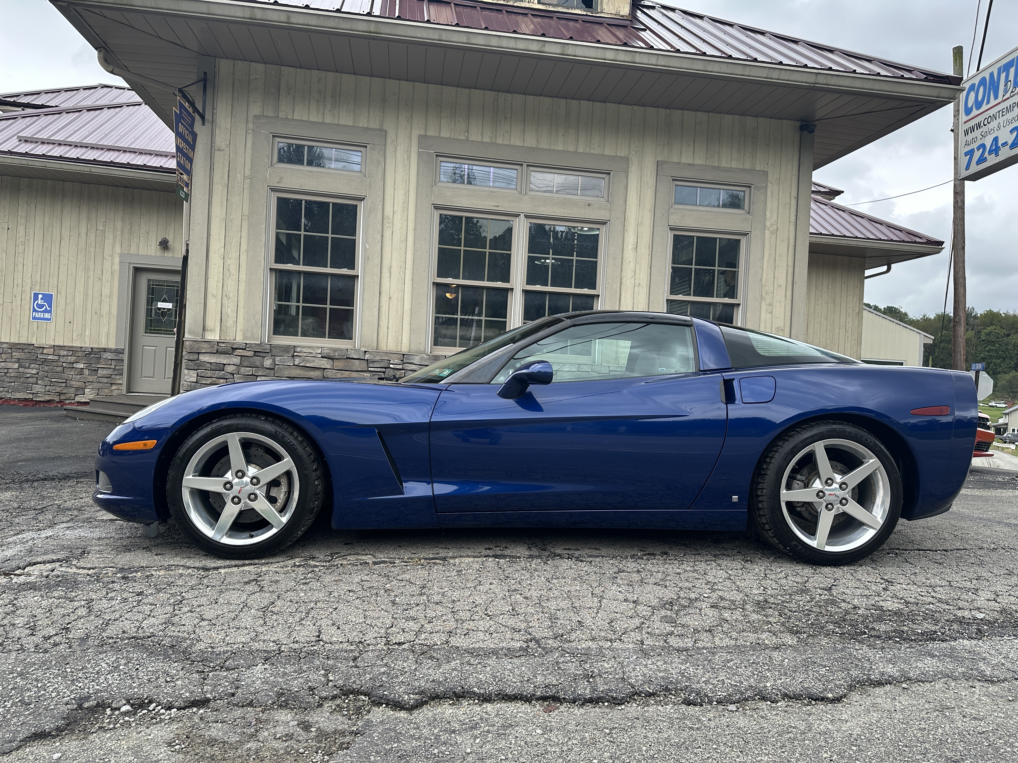 Used 2006 Chevrolet Corvette Coupe RWD image 2