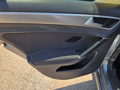 Used 2016 Volkswagen Golf image 25