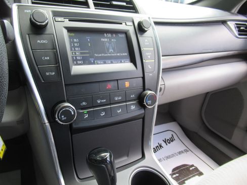 Used 2015 Toyota Camry LE FWD image 12