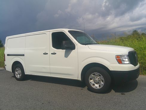 Used 2020 Nissan NV 2500 RWD image 1