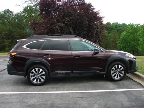 Used 2025 Subaru Outback Limited AWD/4WD image 12