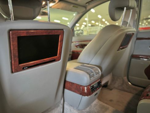 Used 2005 Maybach 57 image 16