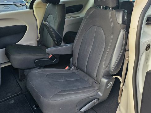 Used 2024 Chrysler Voyager LX image 10