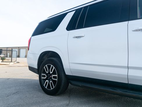 Used 2022 GMC Yukon XL AT4 image 11